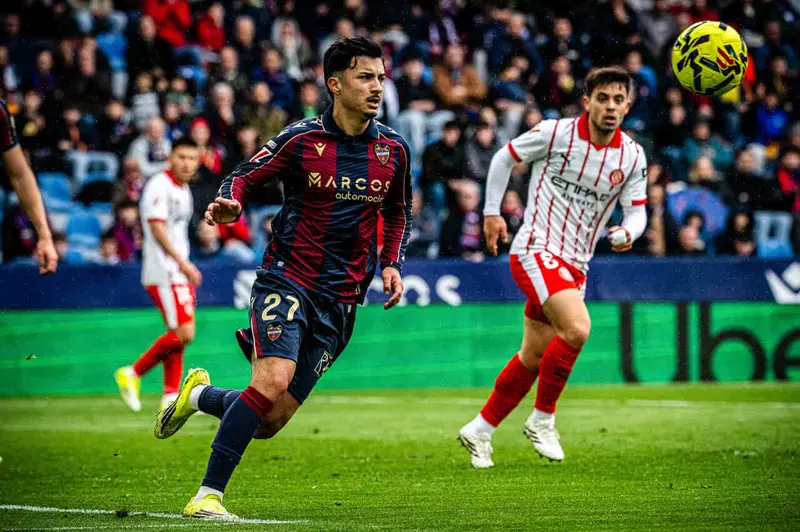 ليفانتي ينتزع فوزا ثمينا من بين أنياب أوساسونا بالدوري الإسباني